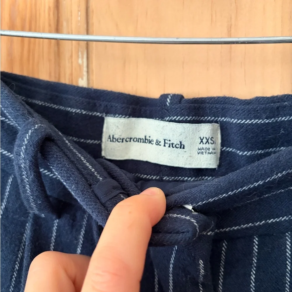 Abercrombie & Fitch navy pinstripe pant XXS short petite - Picture 3 of 4